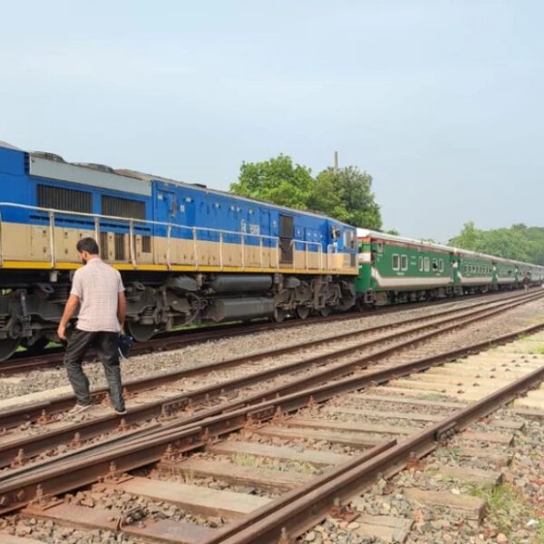 Burimari Express derailed, running after five hours