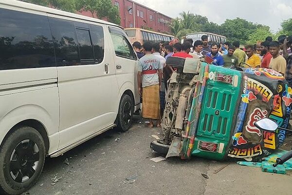 6 killed in microbus-autorickshaw collision in Sirajganj